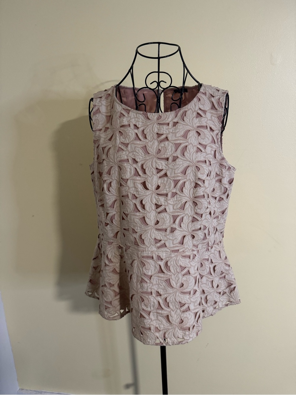 Ann Taylor Taupe Cut Out Floral Peplum Sleeveless Blouse Size Medium